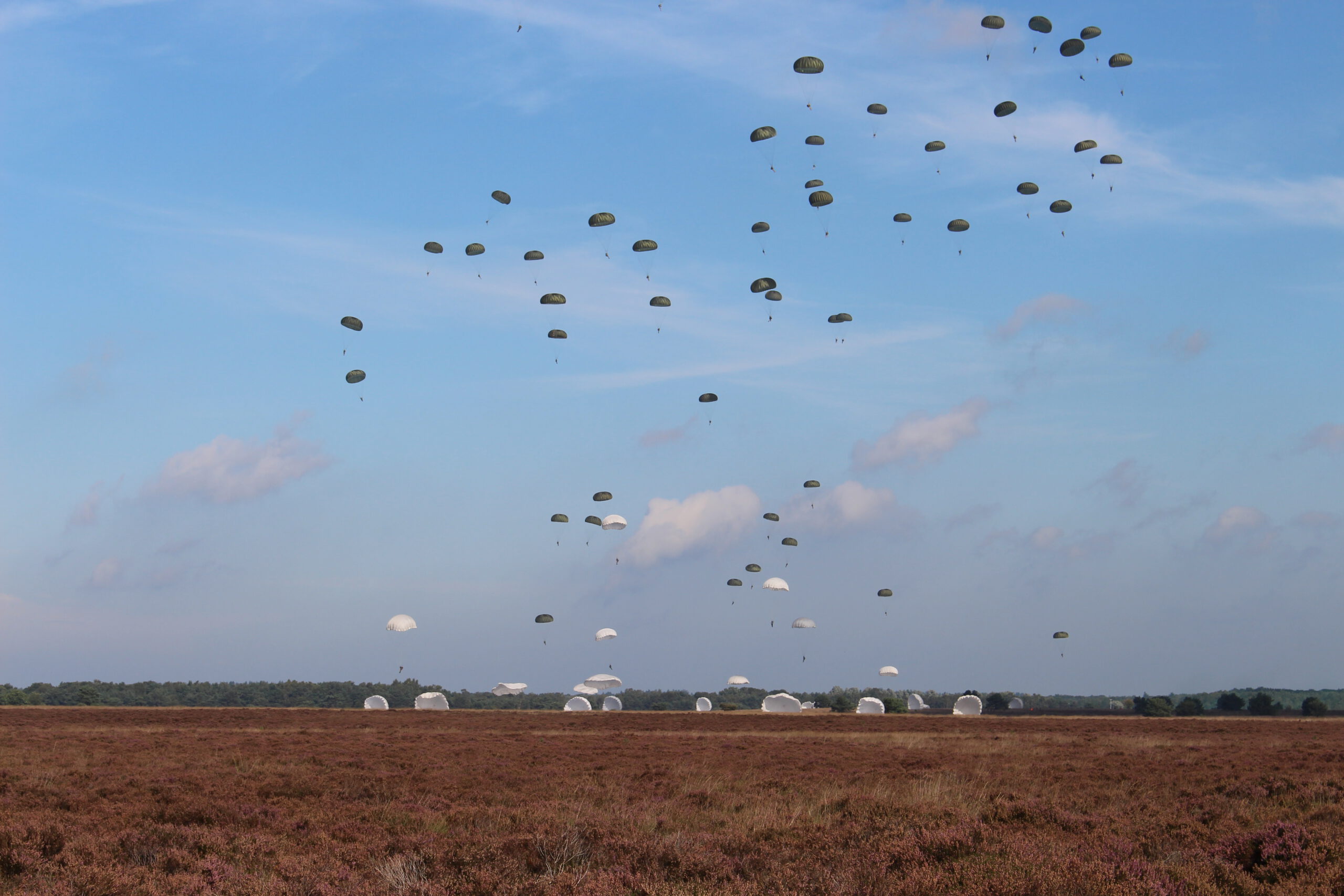 Parachutes landen op Houtdorperveld — 