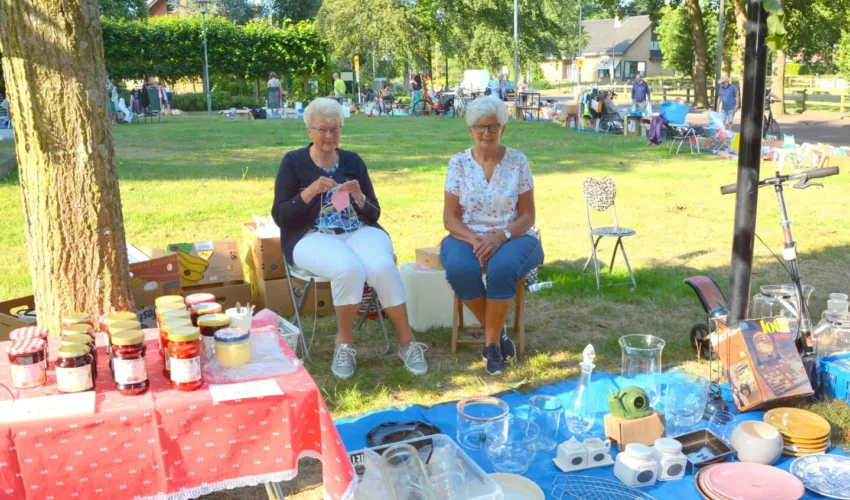 Kleedjesmarkt in Garderen — Ingezonden